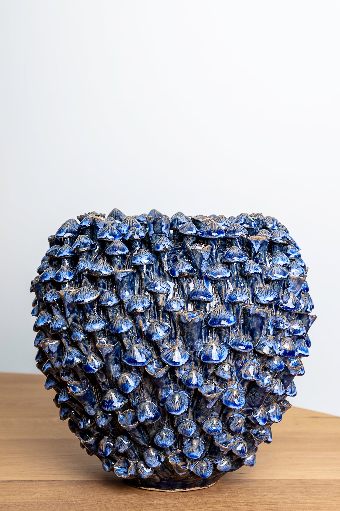 Vaas – Sculpturaal met blauwe paddenstoelen