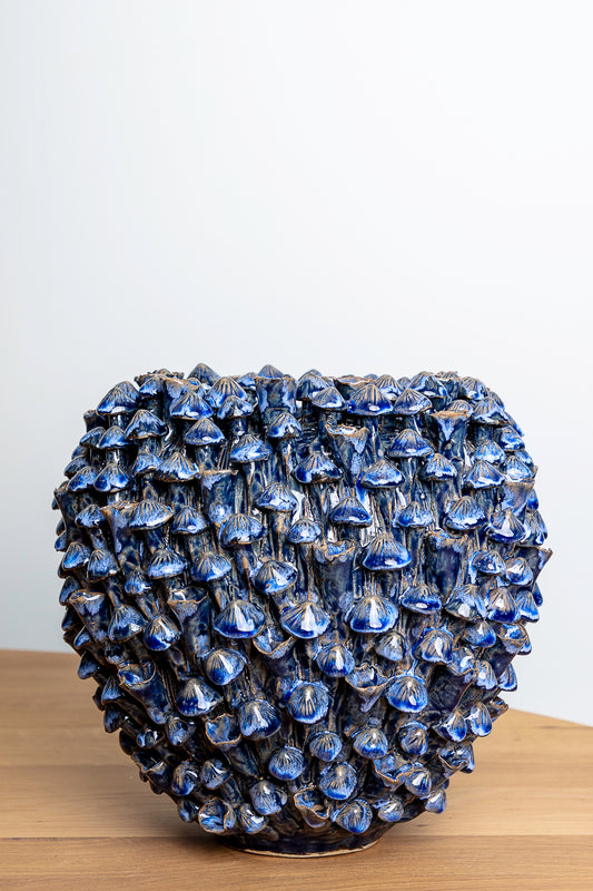 Vaas – Sculpturaal met blauwe paddenstoelen