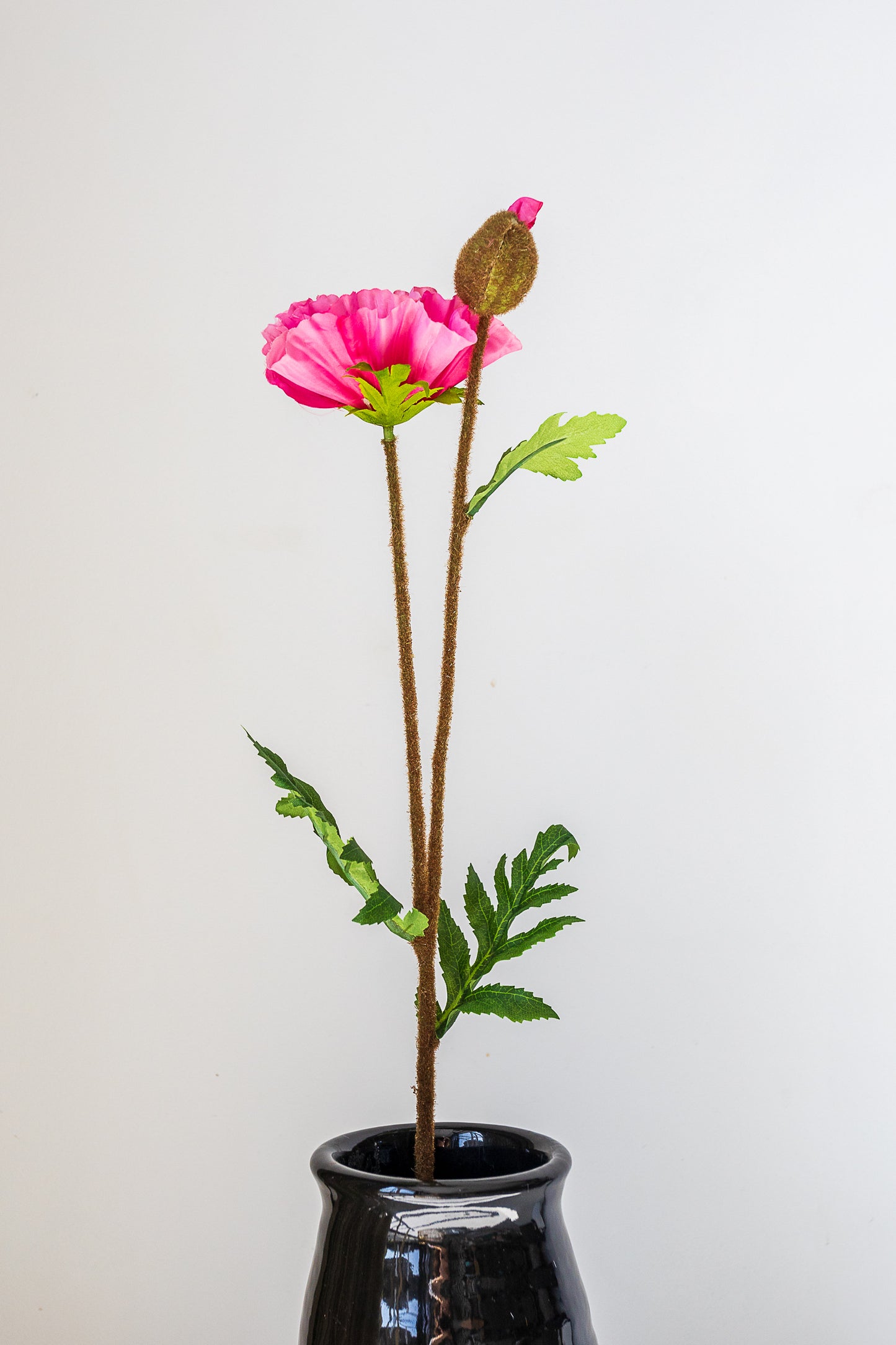 Zijden tak met rose of rode bloem met knop
