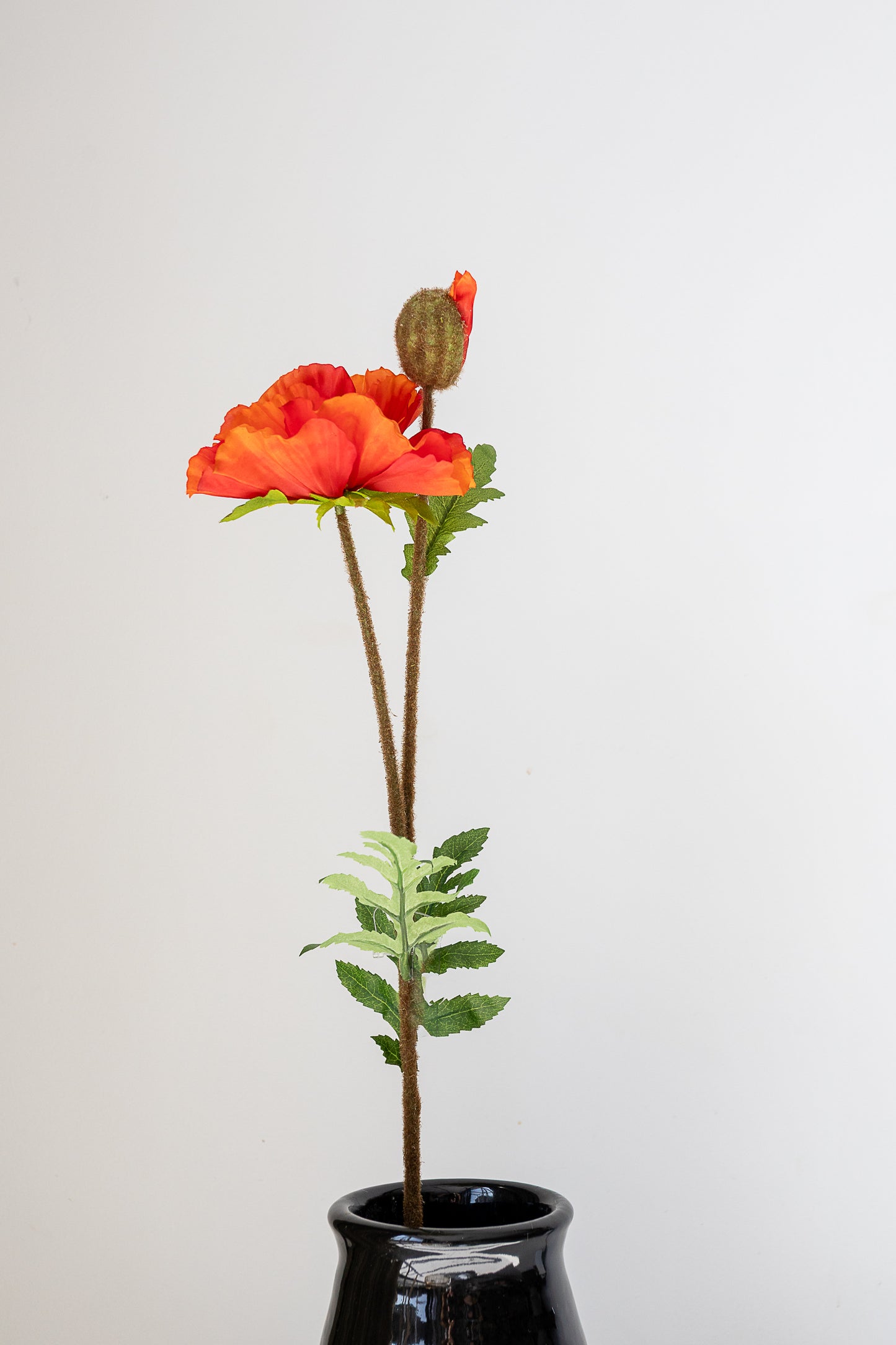 Zijden tak met rose of rode bloem met knop