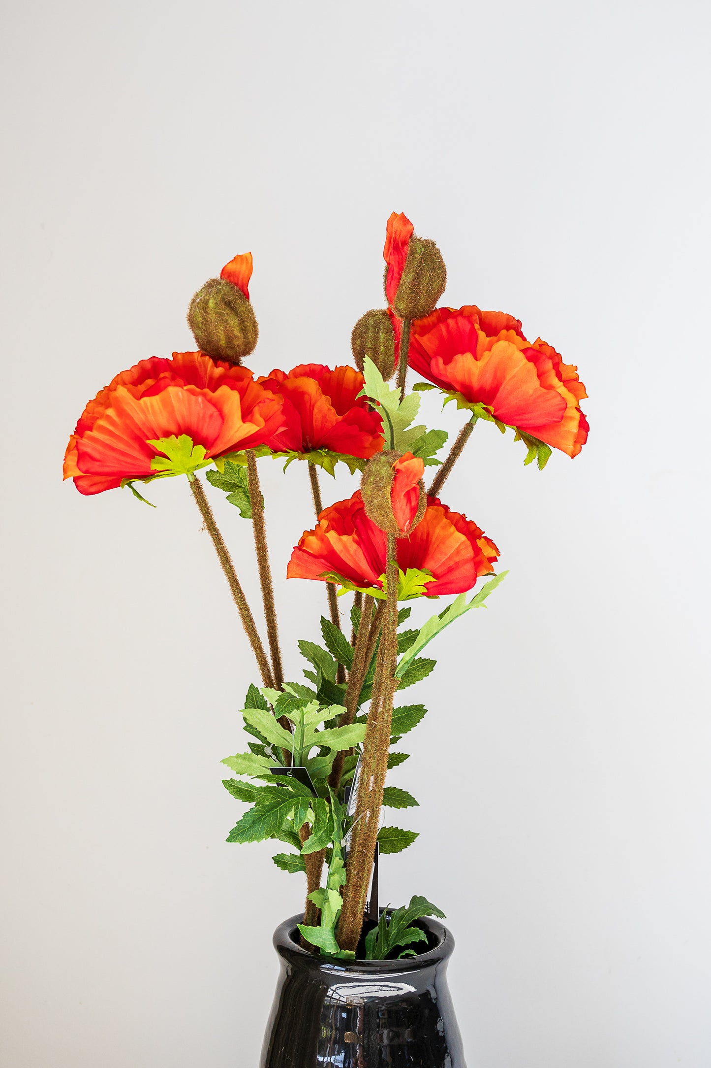 Zijden tak met rose of rode bloem met knop
